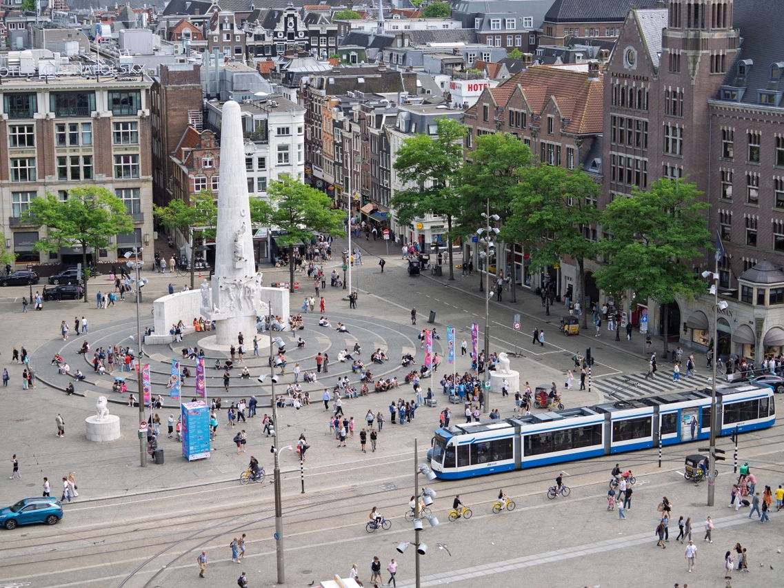 De Dam en een tram in het historische centrum van Amsterdam