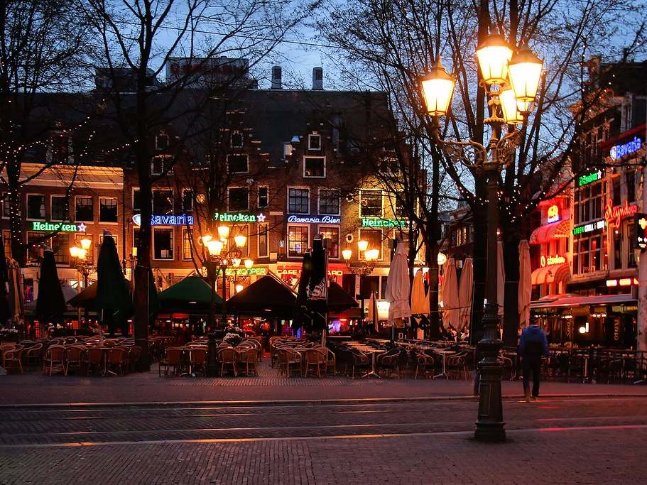 Terrassen en theaters rond het Leidseplein in de avond