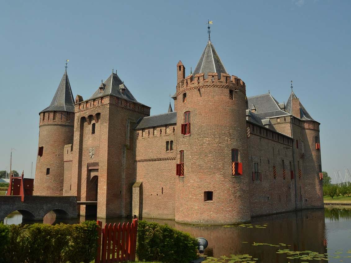 Middeleeuwse torens en slotgracht van het Muiderslot bij Amsterdam