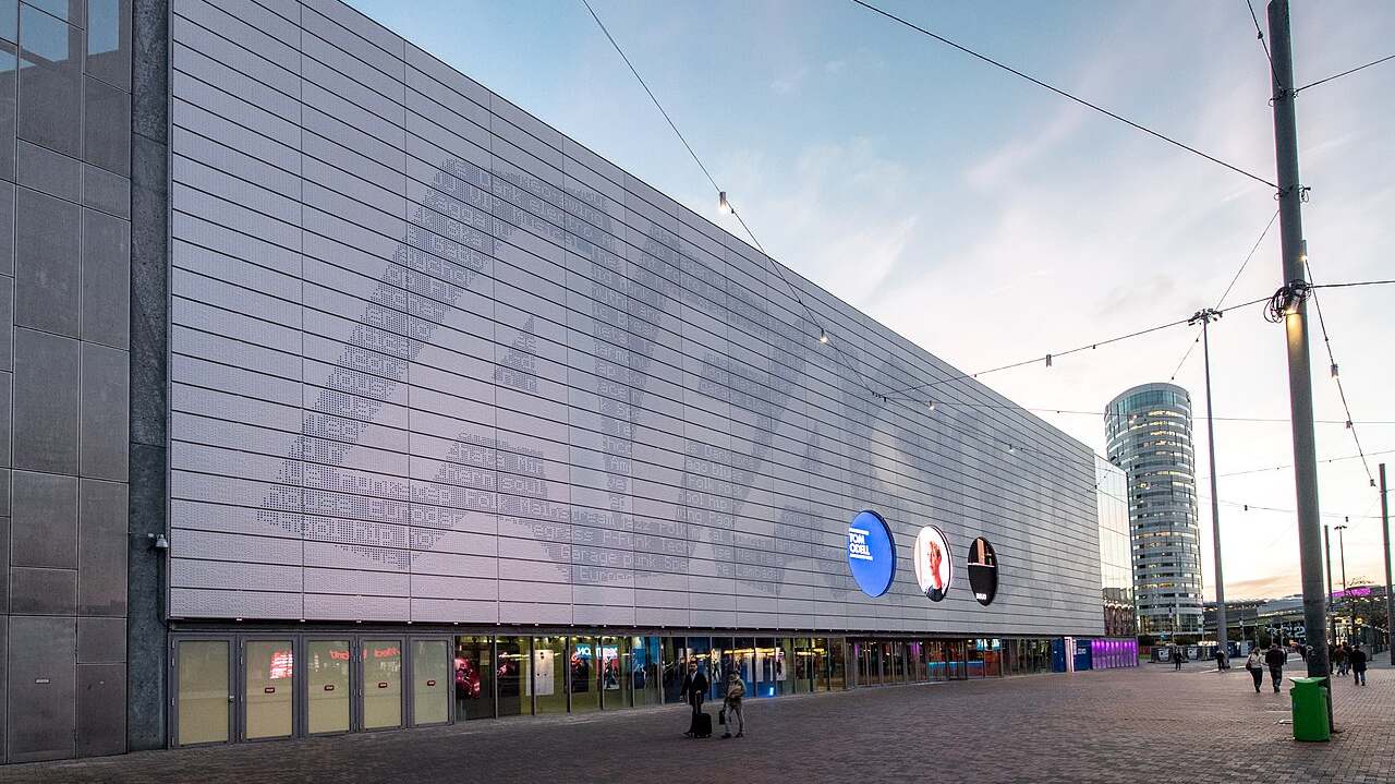 De geperforeerde zilveren gevel van AFAS Live in de schemering in Amsterdam-Zuidoost